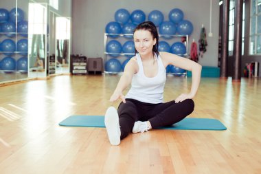 Kadın vücudunu geriyor.