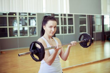 genç kadın ağırlık kaldırma egzersizleri