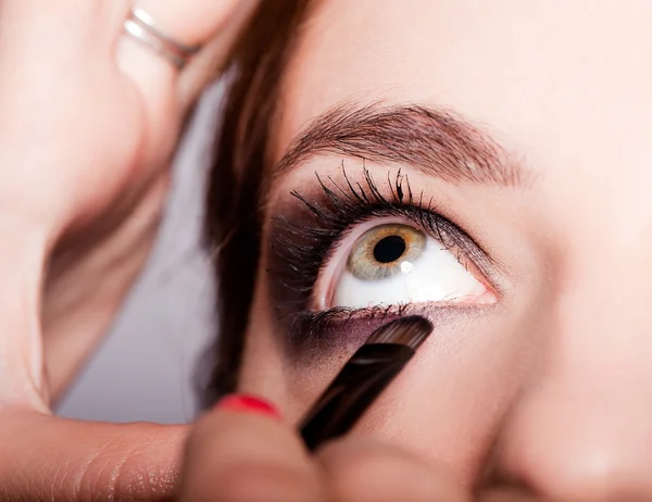 Ojo de mujer con maquillaje hermoso — Foto de Stock