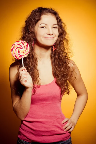 Щаслива молода жінка з льодяником — стокове фото