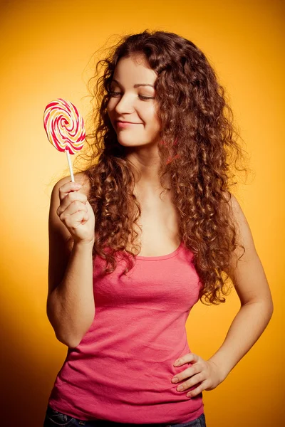 Glad ung kvinna med lollipop — Stockfoto