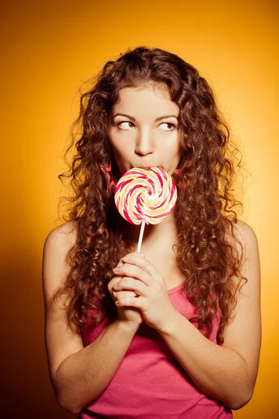 Glad ung kvinna med lollipop — Stockfoto