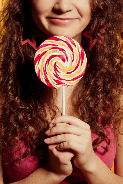 Mujer joven feliz con piruleta —  Fotos de Stock