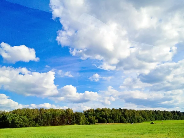 Güzel gökyüzü ve alanları ile peyzaj — Stok fotoğraf