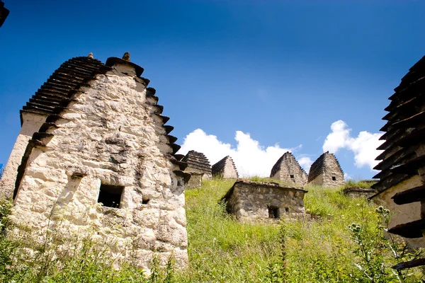 Руины древнего поселения в горах Кавказа — стоковое фото
