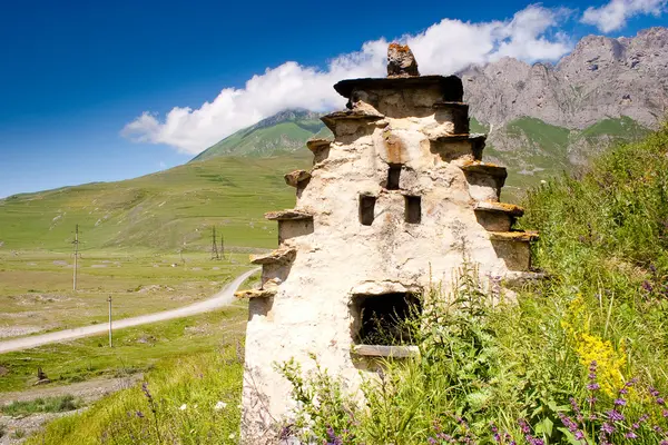 Ruins of ancient settlement in the Caucasus mountains — Stock Photo, Image