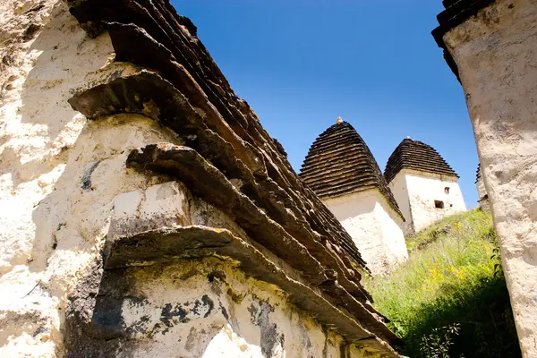 Rovine di antichi insediamenti nelle montagne del Caucaso — Foto Stock