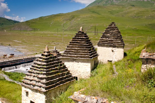 Ruins of ancient settlement in the Caucasus mountains — Stockfoto