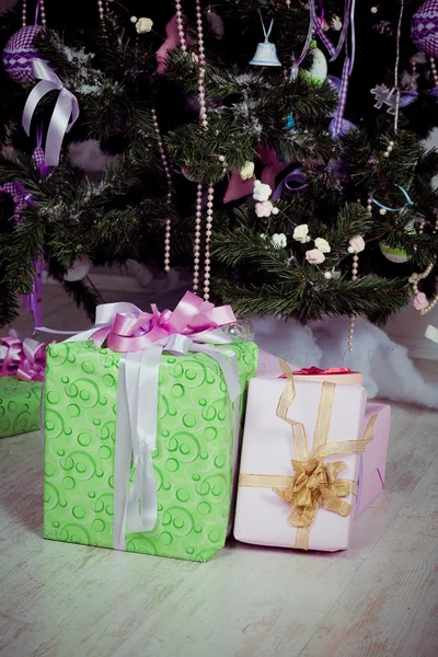 Cadeaux sous le sapin de Noël décoré — Photo