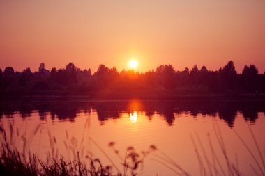 Nehirde güzel bir gün batımı