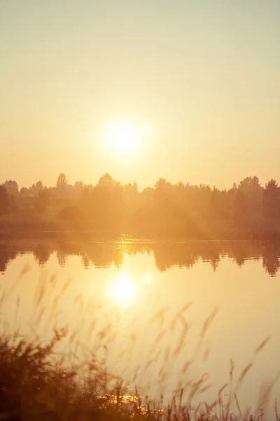 Прекрасний захід сонця на річці — стокове фото