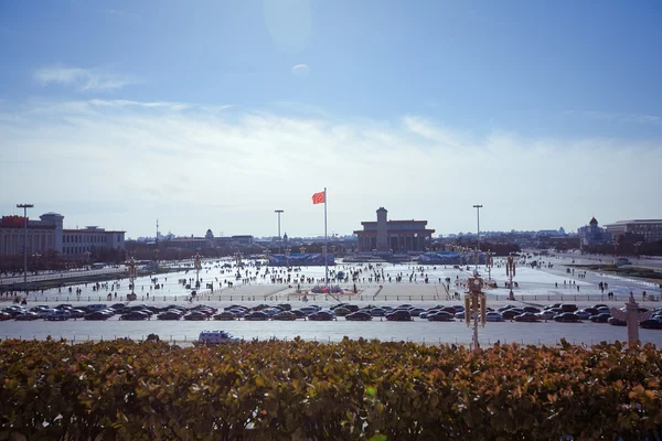 BEIJING - 6 FEB: pessoas caminhando na Praça Tiananmen em 6 de fevereiro — Fotografia de Stock