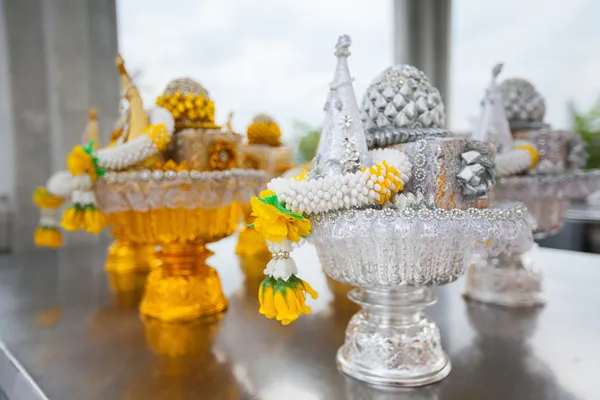 Flores guirnalda ofrenda en templo budista . — Foto de Stock