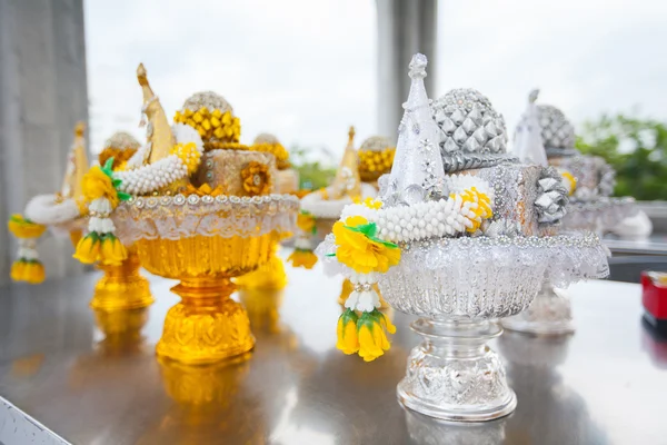 Flores guirnalda ofrenda en templo budista . —  Fotos de Stock