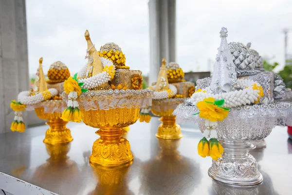 Ofertas de flores guirlanda em templo budista . — Fotografia de Stock