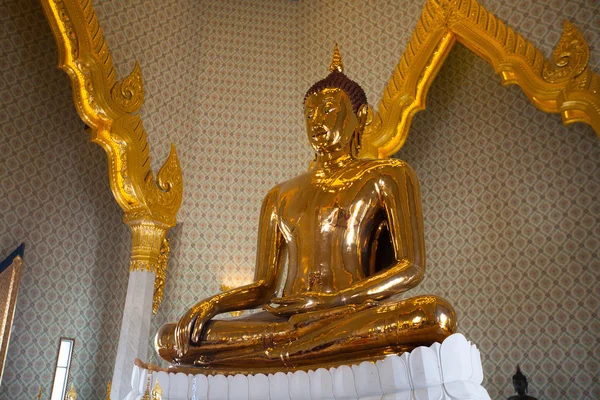 金佛像在曼谷佛寺 — 图库照片