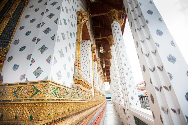 Kleurrijke decoratie in tempel — Stockfoto