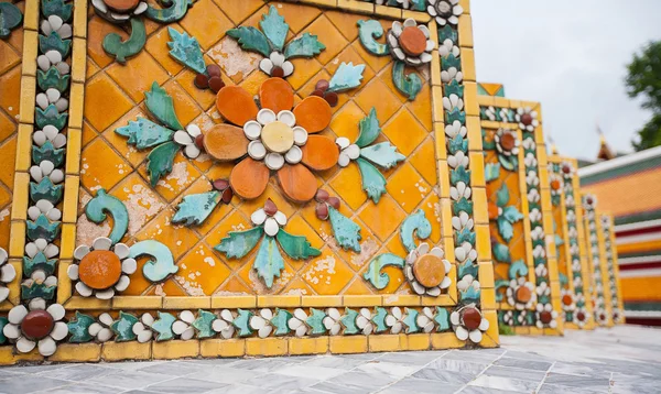 Kleurrijke decoratie in tempel wat pho in bangkok — Stockfoto