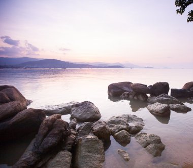 Plajda tropik gün batımı