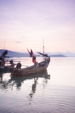 Plajda tropik gün batımı