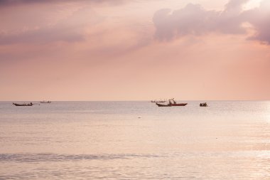 Plajda tropik gün batımı