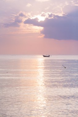 Plajda tropik gün batımı