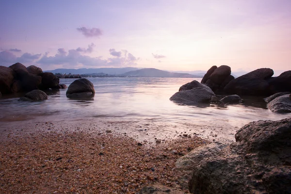 Coucher de soleil tropical sur la plage — Photo