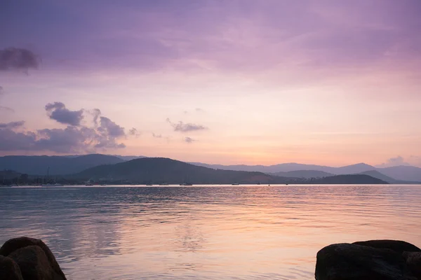 ビーチでの熱帯の夕日 — ストック写真