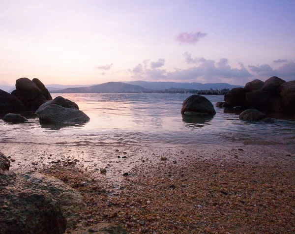 Тропічний захід сонця на пляжі — стокове фото