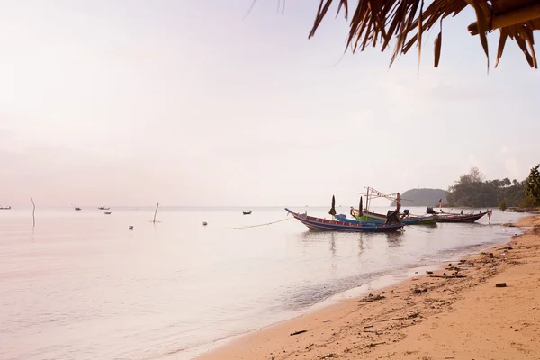 Coucher de soleil tropical sur la plage — Photo