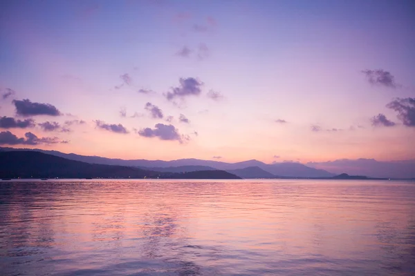 Coucher de soleil tropical sur la plage — Photo