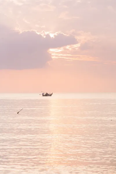 Tropisk solnedgång på stranden — Stockfoto