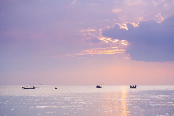 ビーチでの熱帯の夕日 — ストック写真