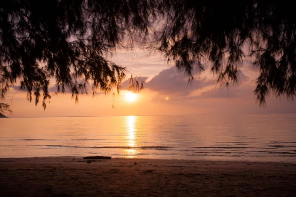 Coucher de soleil tropical sur la plage — Photo