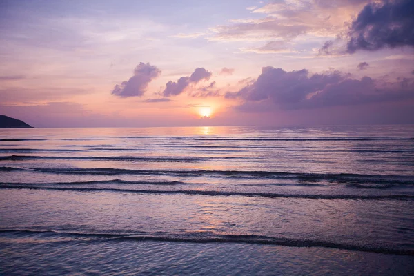 Tropische zonsondergang op het strand — Stockfoto