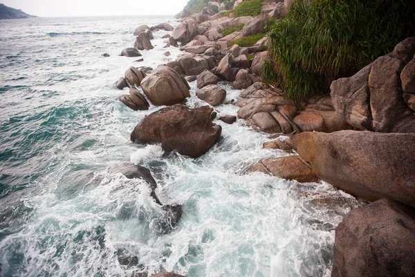 Ondas batendo em rochas na costa — Fotografia de Stock