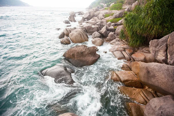 Vagues s'écrasant sur les rochers de la côte — Photo