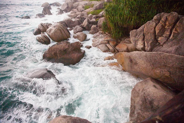 Onde che si infrangono sulle rocce sulla costa — Foto Stock