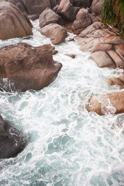 sahilinde kayalar üzerine çökmesini dalgaları