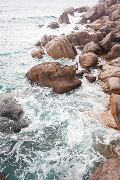 Olas chocando contra rocas en la costa —  Fotos de Stock