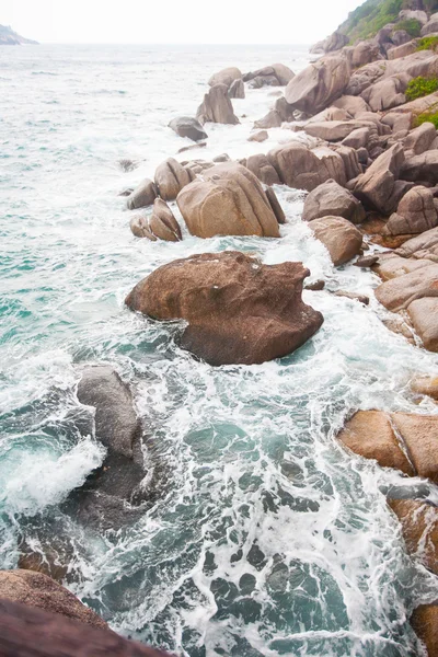 Vagues s'écrasant sur les rochers de la côte — Photo