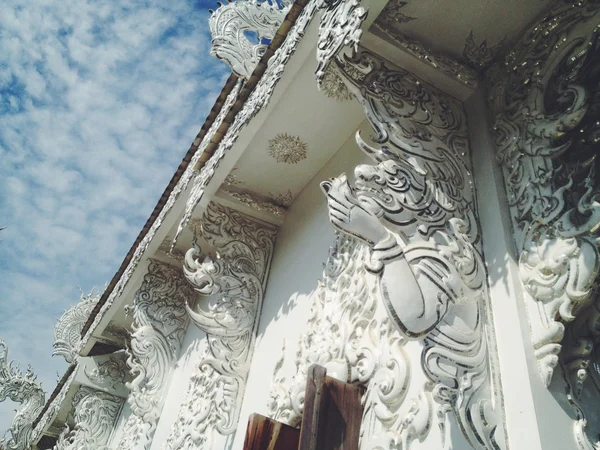 Slavný chrám Thajsko nebo nádherný bílý kostel volání wat rong khun severní Thajsko — Stock fotografie