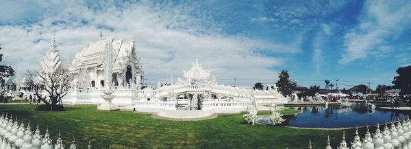 Berömda thailand tempel eller grand vita kyrkan kallar wat rong khun norra thailand — Stockfoto