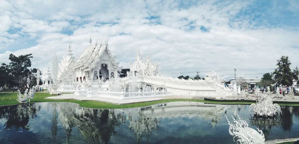 Famoso templo de Tailandia o gran iglesia blanca Llame Wat Rong Khun norte de Tailandia — Foto de Stock