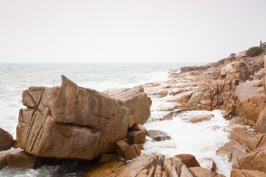 sahilinde kayalar üzerine çökmesini dalgaları
