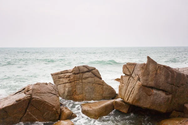 Ondas batendo em rochas na costa — Fotografia de Stock