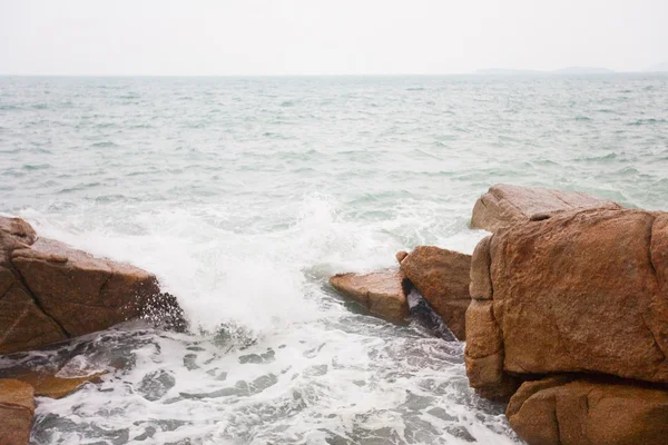 Ondas batendo em rochas na costa — Fotografia de Stock