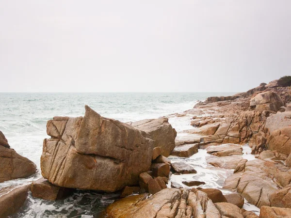 Vagues s'écrasant sur les rochers de la côte — Photo