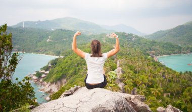 dağ tepe üzerinde kazanan. Spor ve aktif bir yaşam konsepti