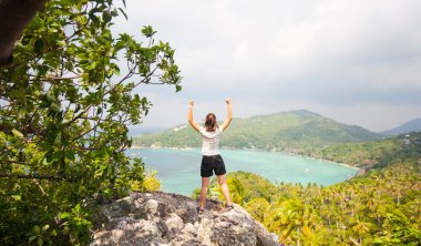 dağ tepe üzerinde kazanan. Spor ve aktif bir yaşam konsepti